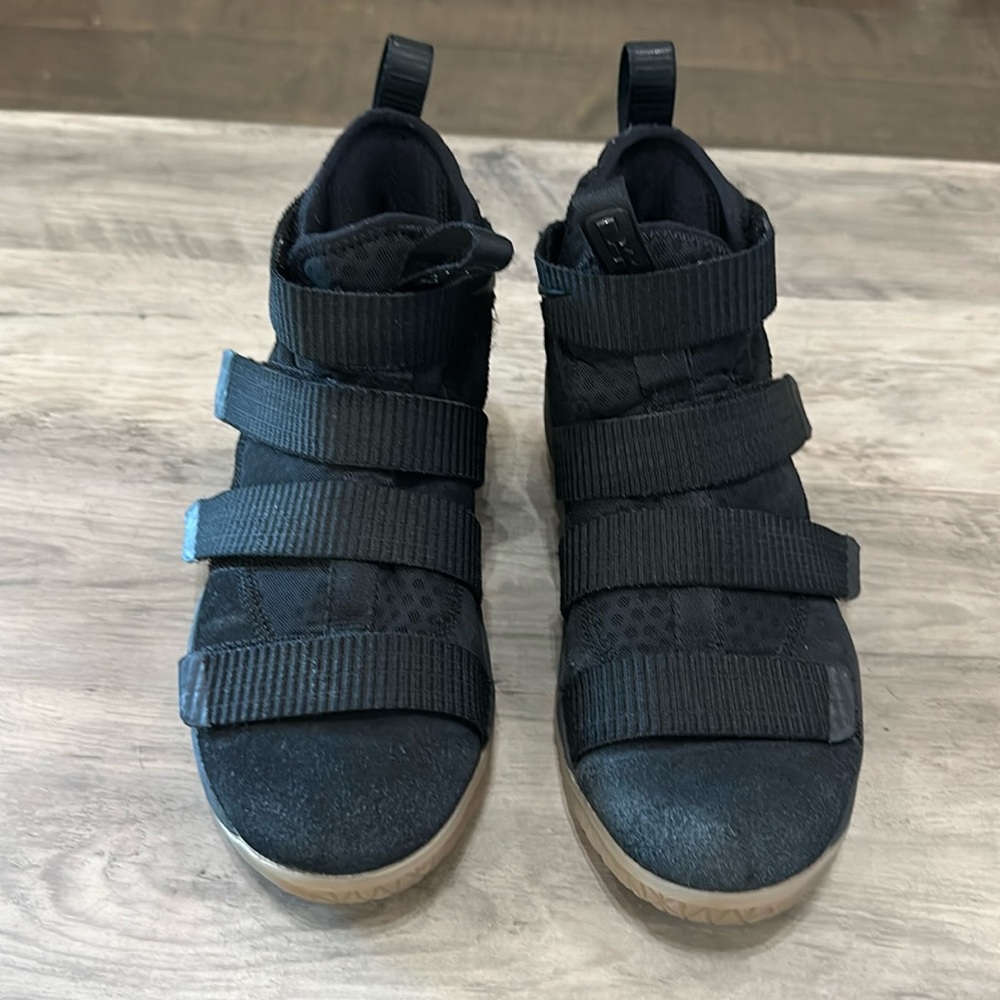 Kid’s LeBron James Basketball Shoes, Size 4Y